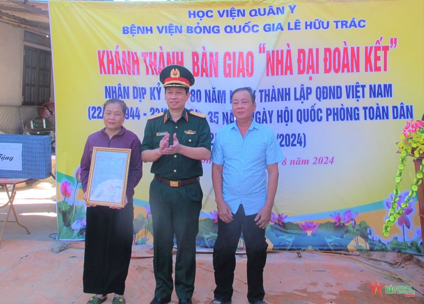 Bệnh viện Bỏng Quốc gia Lê Hữu Trác trao quà tặng người nghèo huyện Hương Sơn, Hà Tĩnh